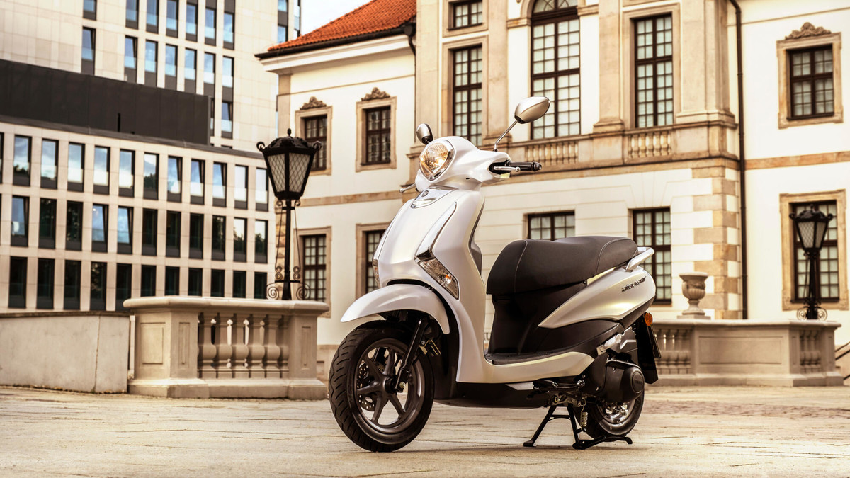 2021-Yamaha-LTS125-EU-Pearl_White-Static-004-03