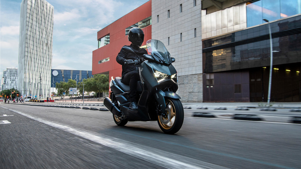 2023-Yamaha-XMAX300ASP-EU-Dark_Petrol-Action-004-03
