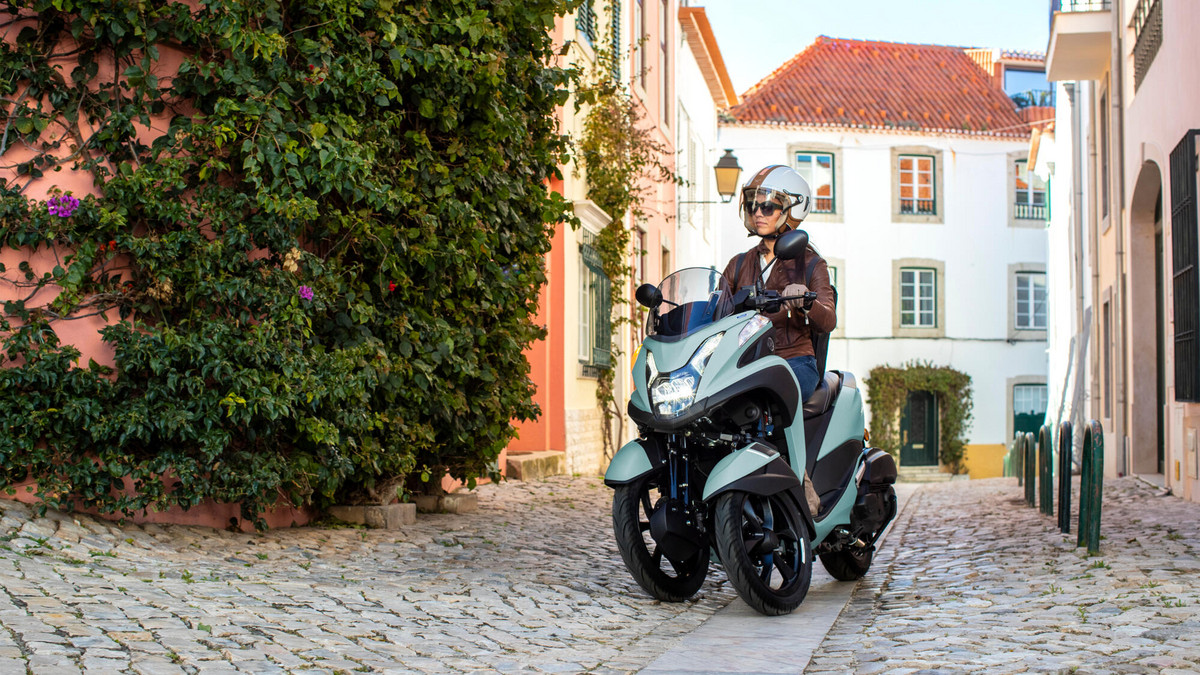 2024-Yamaha-MW125-EU-Zen_Green-Action-002-03Tricity300