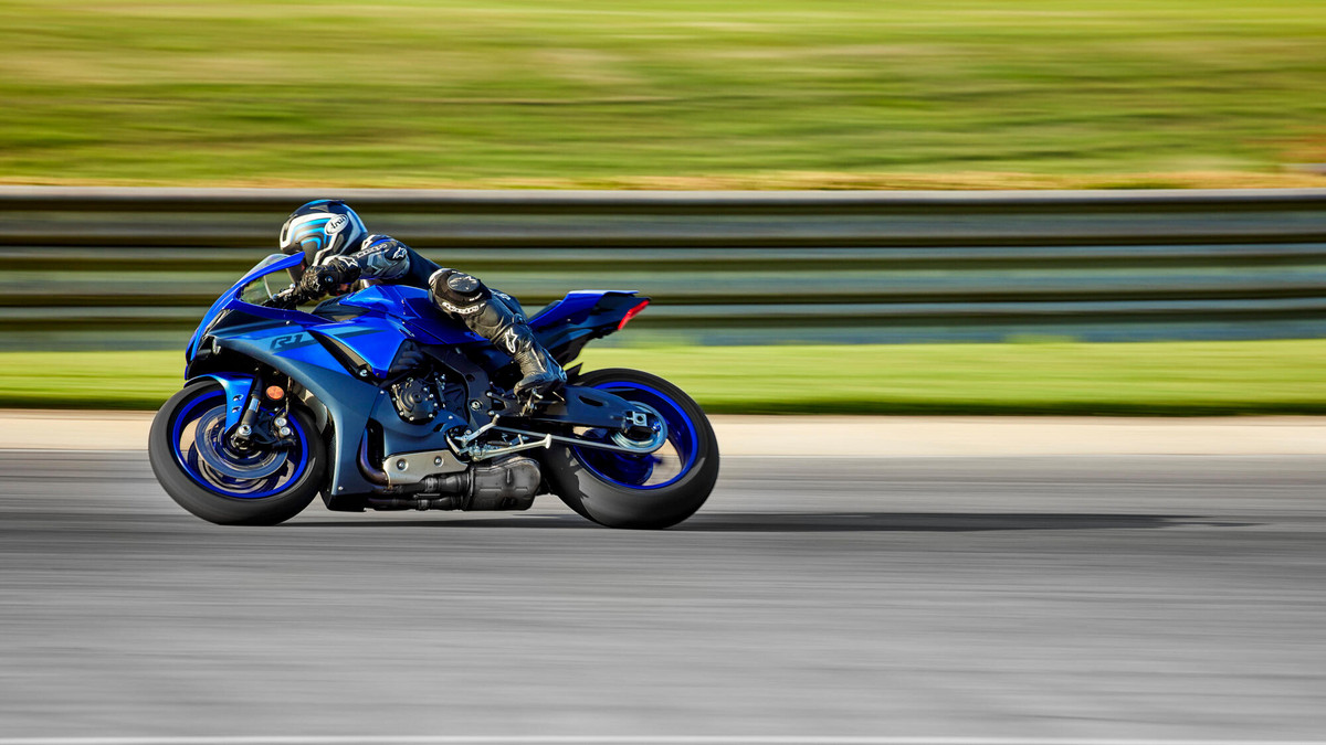 2024-Yamaha-YZF1000R1-EU-Icon_Blue-Action-006-03R1