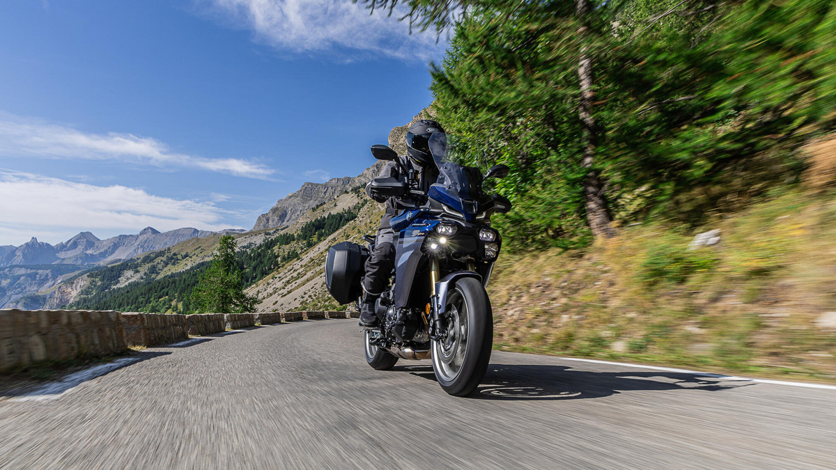 2025-Yamaha-MT09ATRDXCS-EU-Cobalt_Blue-Action-002-03