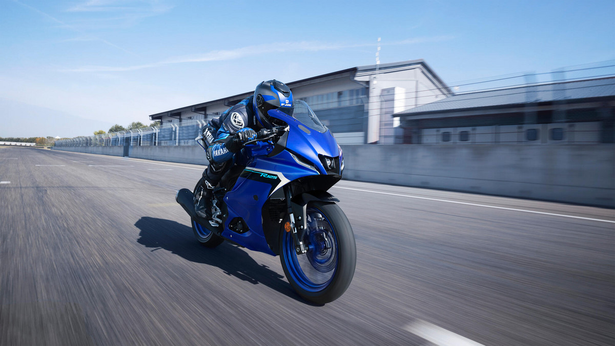 2025-Yamaha-YZF-R125-EU-Icon_Blue-Action-006-03R125
