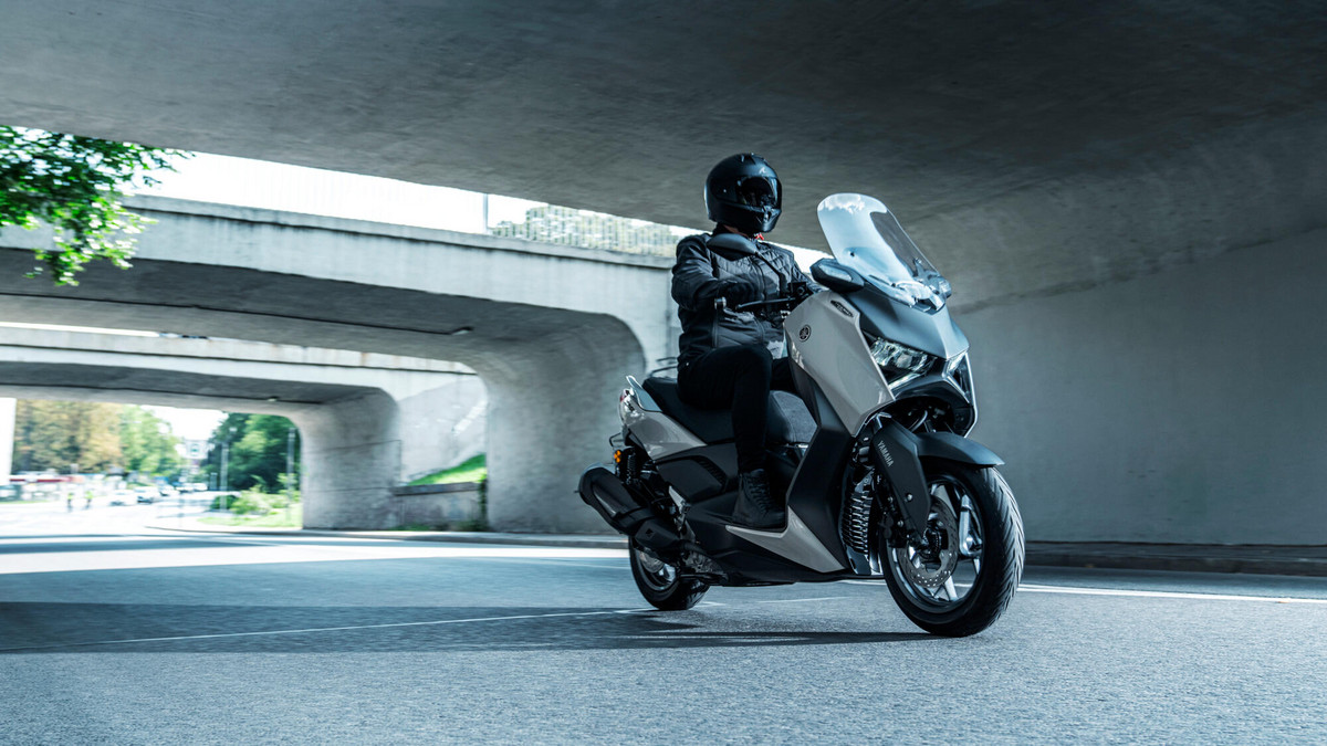 2026-Yamaha-XMAX300ASVH-EU-Ceramic_Grey-Action-005-03