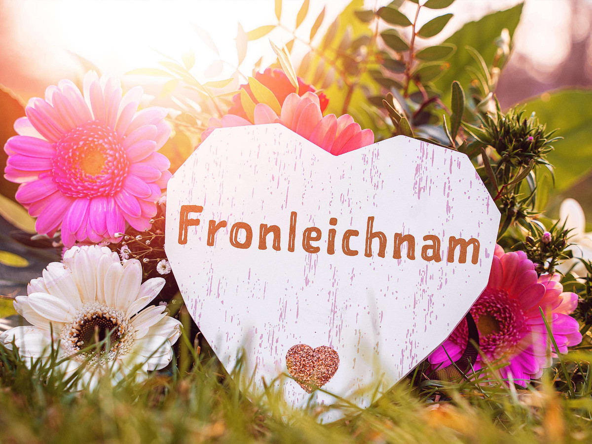 31942380-flowers-with-heart-made-of-wood-with-the-inscription-corpus-christi-Re9