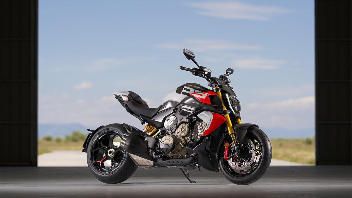 Diavel-V4-RS-overview-gallery-mosaic-1920x1080-04