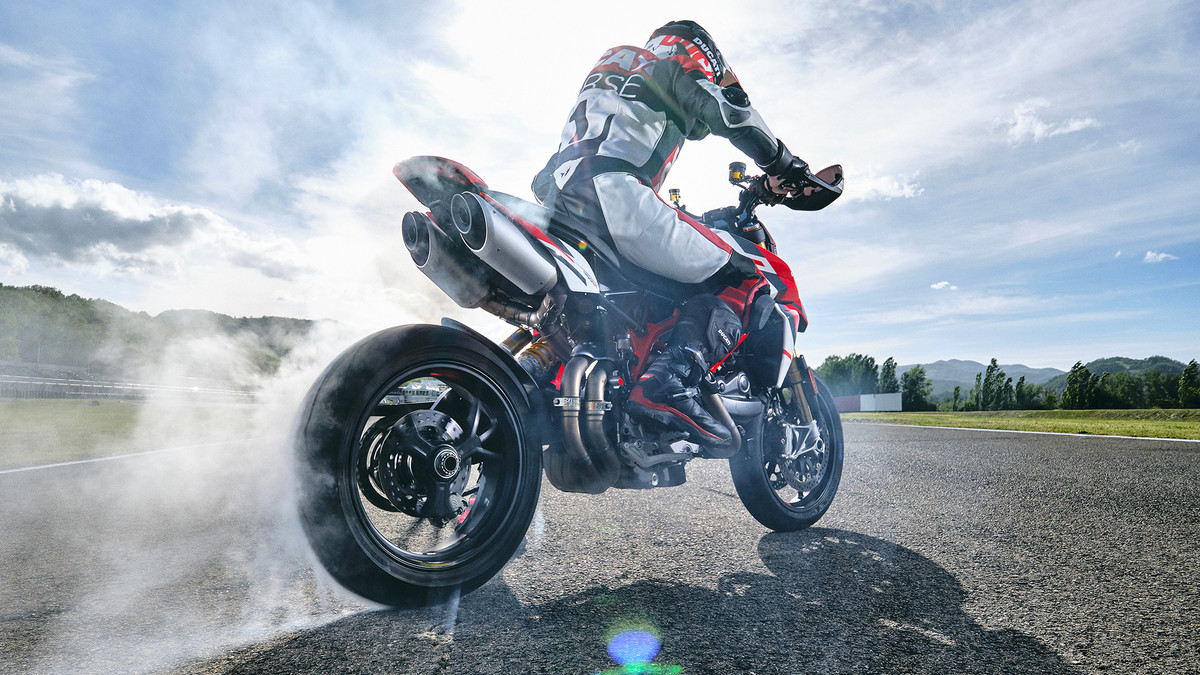 Hypermotard-SP-MY2021-Dinamiche-05-gallery-1920x1080