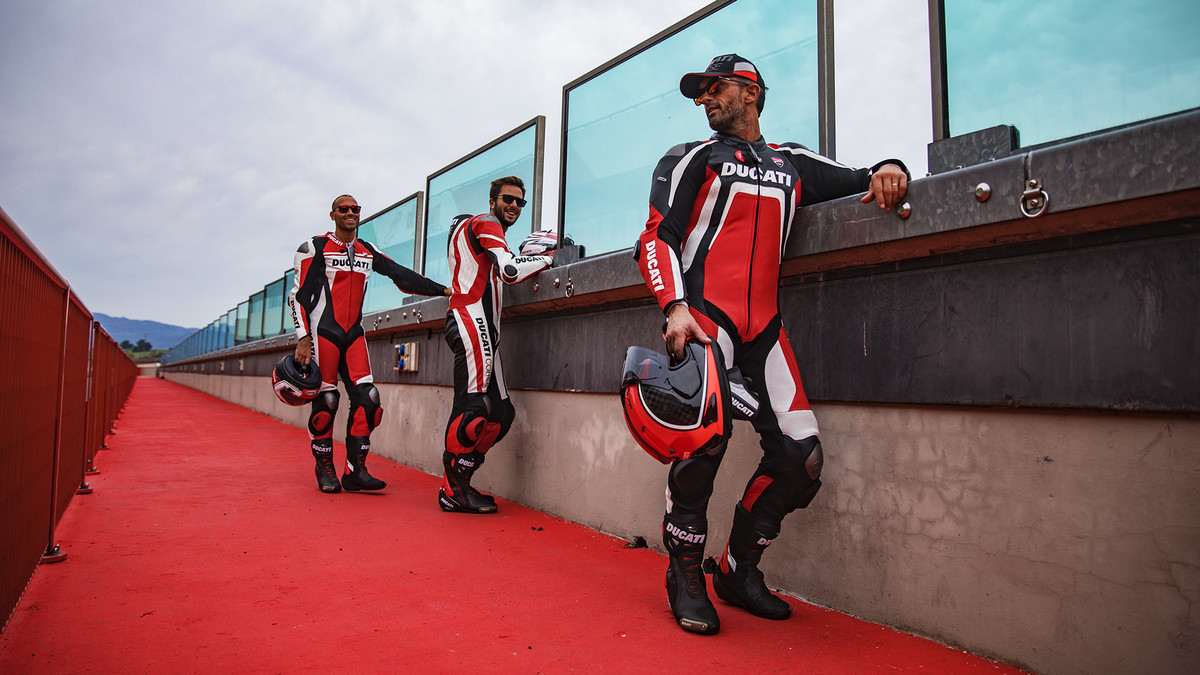 Panigale-V4R-Apparel-MY19-03-Gallery-1920x1080